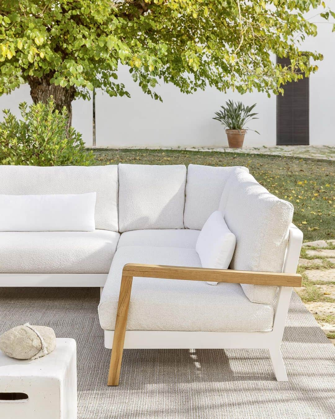 GERVASONI JAPAN / ジェルバゾーニ ジャパンさんのインスタグラム写真 - (GERVASONI JAPAN / ジェルバゾーニ ジャパンInstagram)「【 OUTDOOR COLLECTION 】  Modular Sofa : WIN105 / 106 / 107 Design : Paola Navone ・ ・ ・ #gervasoni #gervasoni1882 #gervasonitour #gervasonioutdoor #gervasonijapan #gervasonitokyo #outdoor #outdoorfurniture #relax #paolanavone #design #italiandesign #architecture #furniture #instagood #instamood #mood #styling #sofa #table #chair #interiordesign  #ジェルバゾーニ #ジェルバゾーニジャパン #ジェルバゾーニトーキョー #アウトドア #アウトドア家具 #イタリア家具 #お洒落 #お洒落インテリア」4月9日 11時30分 - gervasoni_japan