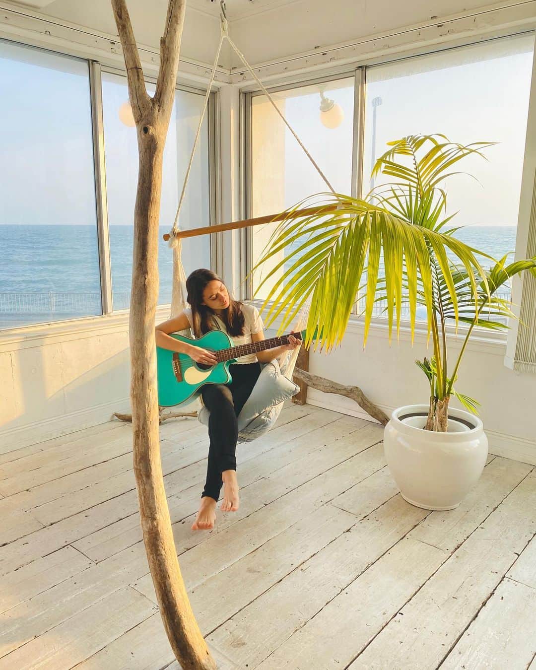 MiChiのインスタグラム：「Hello 35 ☺️👋 今年は静かにゆっくり過ごした誕生日 🎂 今だからこそ、やりたかったけど中々できなかったことを 初めてみたり、じっと座って自分と向き合うタイミングに なればいいよね。 みんなメッセージと沢山の愛をいつもありがとう🙏✨ Spent my Birthday reflecting by the ocean. What a time to celebrate, I hope you are all staying safe and sane. Let’s take this time to do all the things we never found the time to do, and to sit still and look within. Thank you for all the Love 🖤 #birthday#35#ocean#grateful#japan#martinguitar」