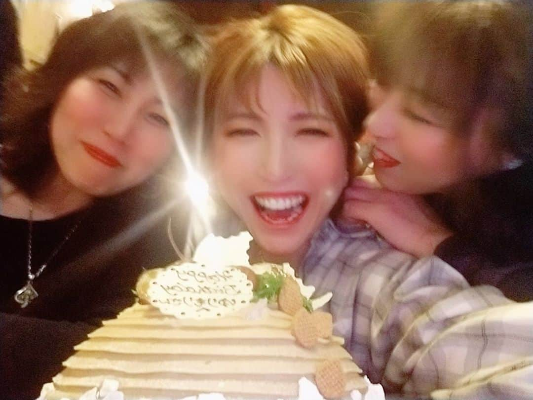 石関友梨さんのインスタグラム写真 - (石関友梨Instagram)「今日で早いもので35歳になりましたw！  とはいえまだまだ好きな服着たいし 好きなものを沢山食べたいし 変わらず前に進みたいと思います✨  大変な中お店貸切でひっそり 大好物のモンブランで お祝いしてくれました(⁎˃v˂⁎) ☆.。.*Love&Peace.:*・°☆. #誕生日 #birthday #4月9日 #1985  #山下智久 #ミラクルひかる #厚切りジェイソン #モンブラン」4月9日 11時28分 - yurimorico