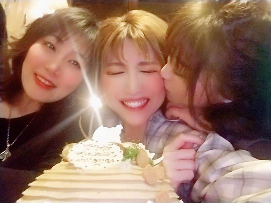 石関友梨のインスタグラム：「今日で早いもので35歳になりましたw！  とはいえまだまだ好きな服着たいし 好きなものを沢山食べたいし 変わらず前に進みたいと思います✨  大変な中お店貸切でひっそり 大好物のモンブランで お祝いしてくれました(⁎˃v˂⁎) ☆.。.*Love&Peace.:*・°☆. #誕生日 #birthday #4月9日 #1985  #山下智久 #ミラクルひかる #厚切りジェイソン #モンブラン」