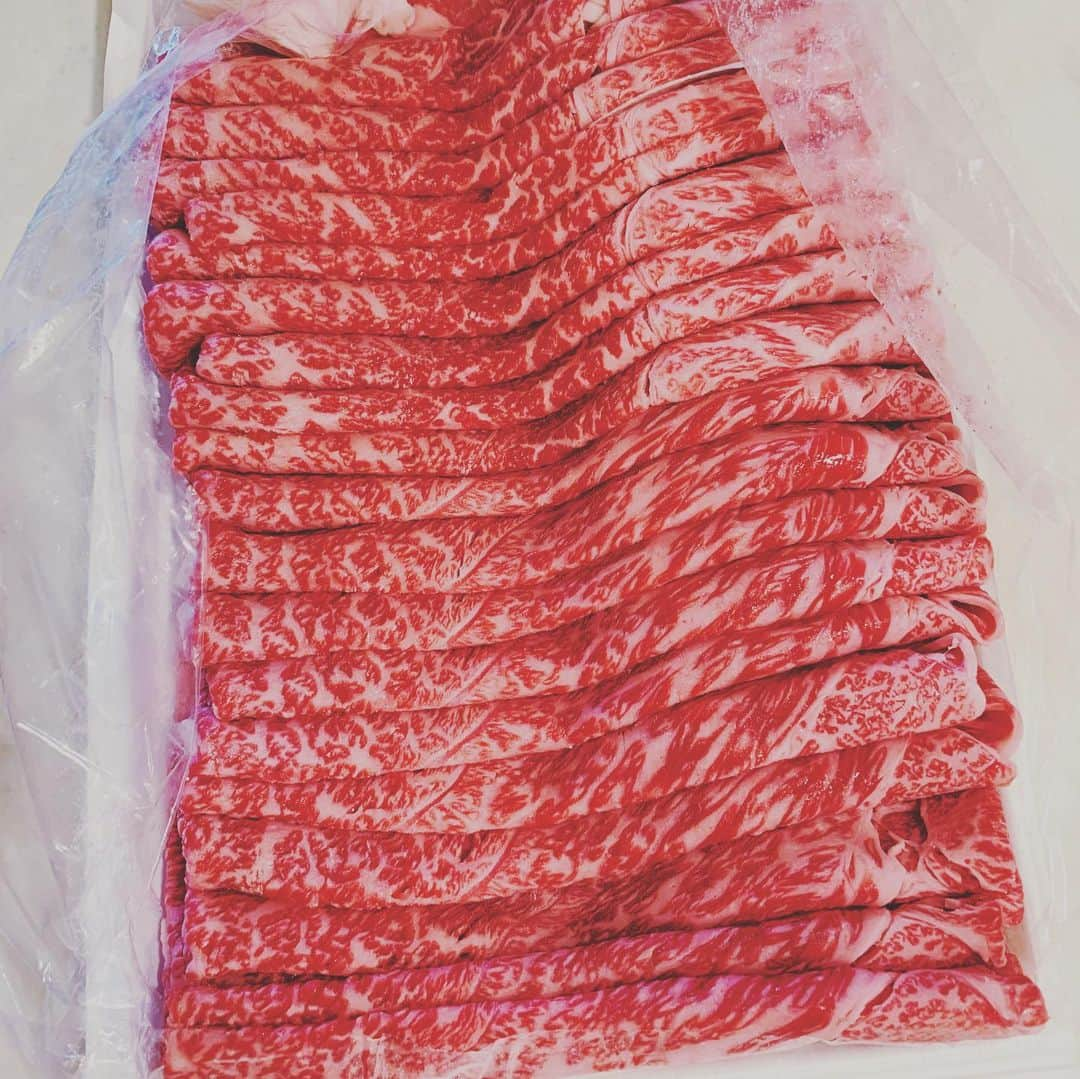 夏木マリさんのインスタグラム写真 - (夏木マリInstagram)「お肉が届きました！  #箱からシリーズ　 #beef #pork #natsukirock #夏木マリ　 @mari_natsuki」4月9日 11時35分 - mari_natsuki