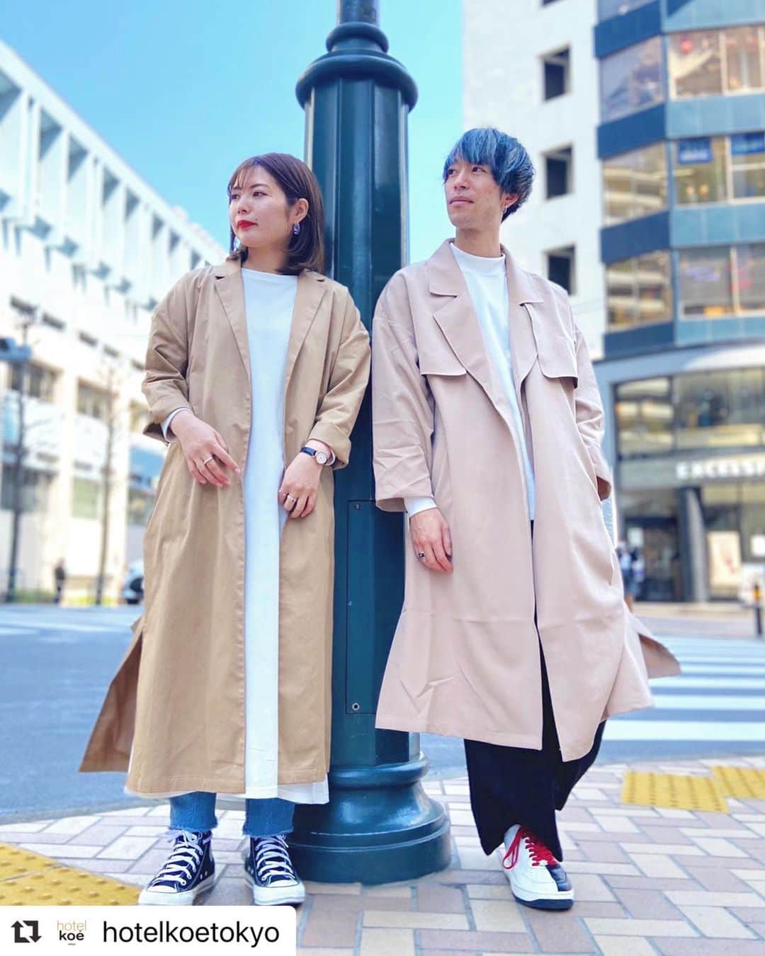 コエのインスタグラム：「#Repost @hotelkoetokyo ・・・ チェスターコート .  軽い素材でロングシャツ感覚で さらっと羽織れるチェスターコート‼︎ 襟が小さめなのでスッキリした印象にまとまります◎ .  ウエストにはリボンベルトも付いているので前で括ったり、コーディネートに合わせて着こなしを楽しめます♪ .  #koe#hotelkoetokyo #code #fashion #ootd #アパレル #コーデ #大人コーデ #大人カジュアル #シンプルコーデ#今日のコーデ #春コーデ #リンクコーデ #シミラールック #デートコーデ #カップルコーデ #デニム #大人女子 #大人女子コーデ #スニーカーコーデ #春アウター #チェスターコート #トレンチコート」