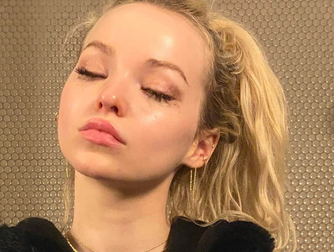 ダヴ・キャメロンさんのインスタグラム写真 - (ダヴ・キャメロンInstagram)「healing is not always pretty. self care is not always face masks and fancy oils (though there’s nothing wrong with that). for me: self care right now is trauma work, writing, face time therapy, daily talks with myself about the acceptance of my life and my current state, attempting to stay physically healthy and not let my depression and anxiety win, and practicing patience. getting out of shape, and being ok with that. being on my phone all day when i wanted to spend time reading and baking, and being ok with that, and trying again tomorrow. setting loose plans, not meeting them, and being ok with that. losing control, and being ok with that. emotionally isolating (as well as self isolating), because it’s what i need to heal, and not going out of my way to find social connection like others are enjoying, because it’s not what i need. self care for me in this time, is following what i NEED, not what i’ve imagined this time looking like in my head or comparing how productive everyone else is being, and being ok with facing myself in all of my painful, messy and sometimes insufferable struggle with my mind. and, some face masks and fancy oils. this is a time where everything comes to the surface, as we all slow down, and what we normally engage in isn’t as accessible to us anymore. we are now, more than ever, faced with ourselves, and for some, like me, that can be scary. here’s to being kind, struggling, adapting, and doing some real fucking self care. though i’m doing what’s best for me & keeping my distance, i am always here. i hope you’re doing whatever’s best for you. 🖤」4月9日 11時41分 - dovecameron