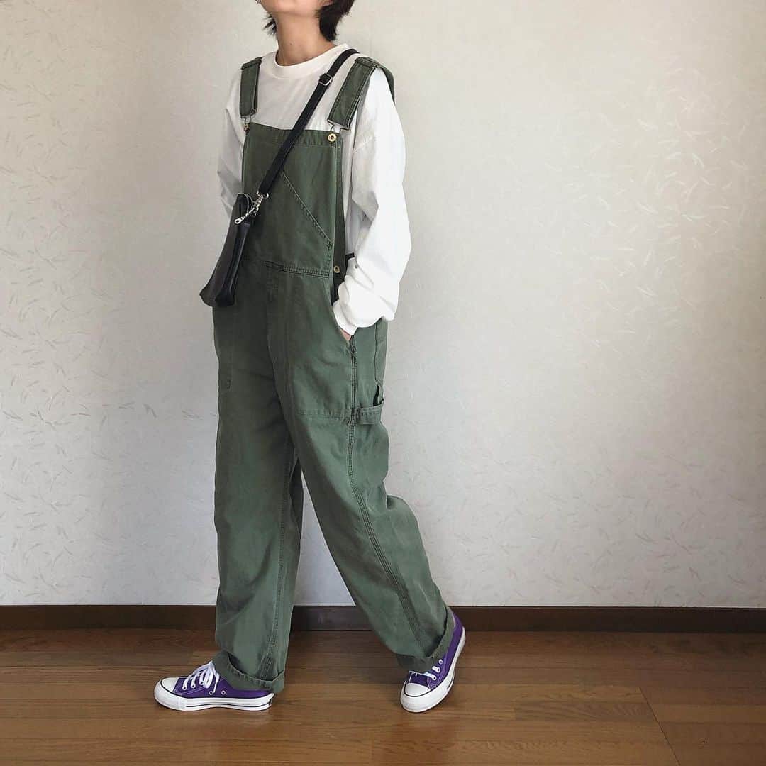 ak_m1120さんのインスタグラム写真 - (ak_m1120Instagram)「外出しなくてもちゃんと着替えます！ . . . うっすらメイクもちゃんとします！ . . . overall#universaloverall @jackandmarie_official  longt#asknowaspinky @asknowaspinky . . . . めっちゃタイプのオーバーオール😩 ちらりと見えるバックプリントがポイント♡ . . . . #fashion #code #ootd #outfit #locari #jackandmarie #stayhome #converse #ママコーデ #オーバーオール #カジュアルコーデ #おうち服 #ステイホーム #スニーカーコーデ #コンバース #ユニバーサルオーバーオール #wear更新」4月9日 11時45分 - ak_m1120