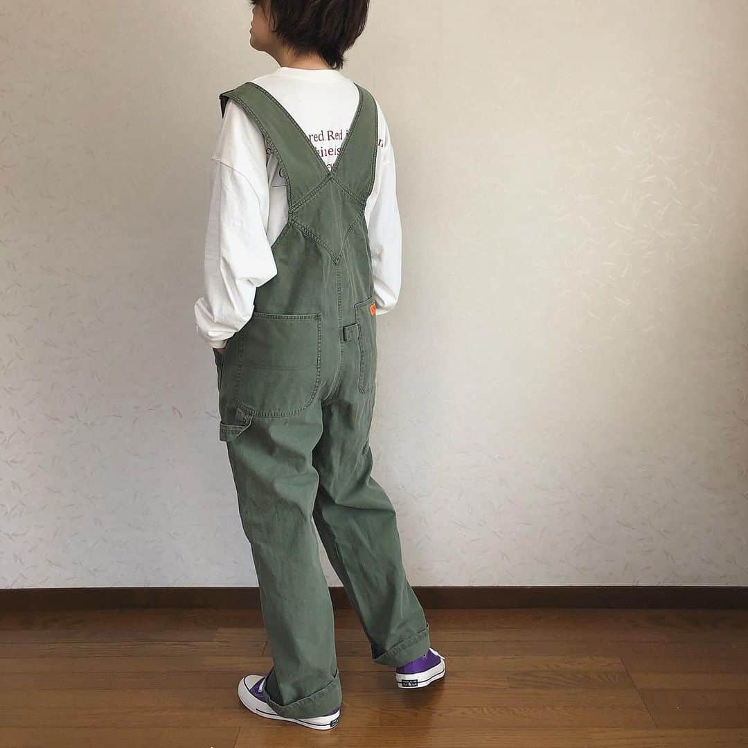 ak_m1120さんのインスタグラム写真 - (ak_m1120Instagram)「外出しなくてもちゃんと着替えます！ . . . うっすらメイクもちゃんとします！ . . . overall#universaloverall @jackandmarie_official  longt#asknowaspinky @asknowaspinky . . . . めっちゃタイプのオーバーオール😩 ちらりと見えるバックプリントがポイント♡ . . . . #fashion #code #ootd #outfit #locari #jackandmarie #stayhome #converse #ママコーデ #オーバーオール #カジュアルコーデ #おうち服 #ステイホーム #スニーカーコーデ #コンバース #ユニバーサルオーバーオール #wear更新」4月9日 11時45分 - ak_m1120