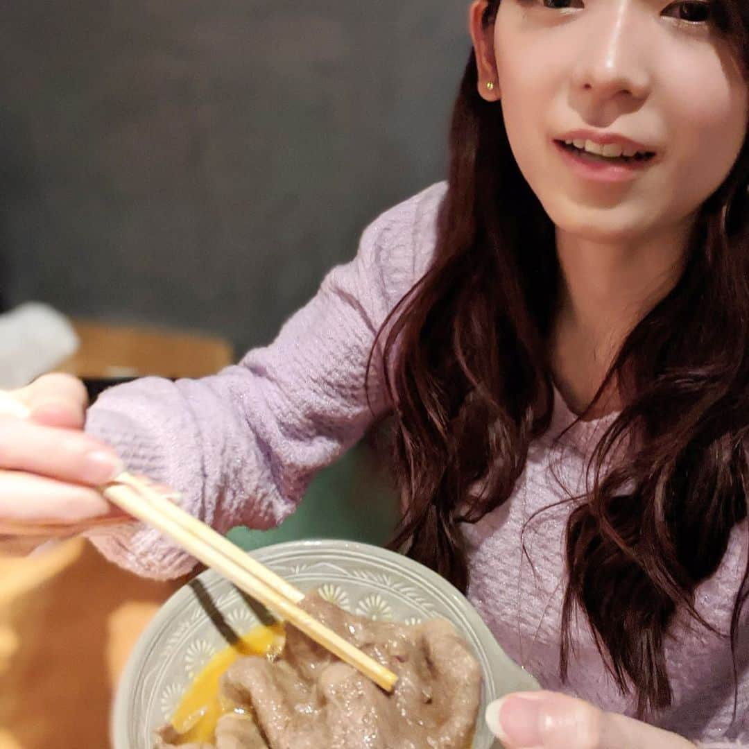 大見さなえさんのインスタグラム写真 - (大見さなえInstagram)「牡蠣と松阪牛の土手鍋😍🍲﻿ 六本木『#かき心 』(時間差投稿)﻿ ﻿  鍋の周りに味噌を塗りつけ、カキや野菜を煮ながら﻿ 食べる広島県の郷土料理✨﻿ ﻿ 店員さんが鍋の様子を見ながら煮てくださるのですが﻿ 鍋で煮てこのサイズ感は凄すぎる🥺💓﻿ 大ぶりでぷりぷりのまま！！﻿ 卵を絡めていただきます(*´꒳`*)🥚﻿ ﻿ 牡蠣も松阪牛程よく味染みてて美味しすぎる、！！﻿ (大き過ぎる松阪牛を食べる前の不意打ち＆﻿ なんとも言えない写真載せておきます😇)﻿ ﻿ 落ち着いた大人な雰囲気で究極な牡蠣料理を楽しみたい方は﻿ 1度試しに行ってみてほしいお店😍﻿ ﻿ なにより店主の濱尾さんがすごくお客さん大事にしてるの伝わる🥺﻿ 特にカウンターは常連さん多め！✨﻿ ﻿ そして今年もお店からシャンパンと﻿ ケーキもありがとうございます🥺💓﻿ ﻿ #かき #牡蠣 #生牡蠣 #生かき #和食 #いいね﻿ #六本木グルメ #東京グルメ #めぐログ_六本木﻿ #カキ #海鮮料理 #しゃぶしゃぶ #魚介料理 #土手煮﻿ #たべすたぐらむ #美味し過ぎる﻿ #pixelで撮影 #和食 #牡蠣専門店 #washoku」4月9日 12時00分 - tabe_megumi