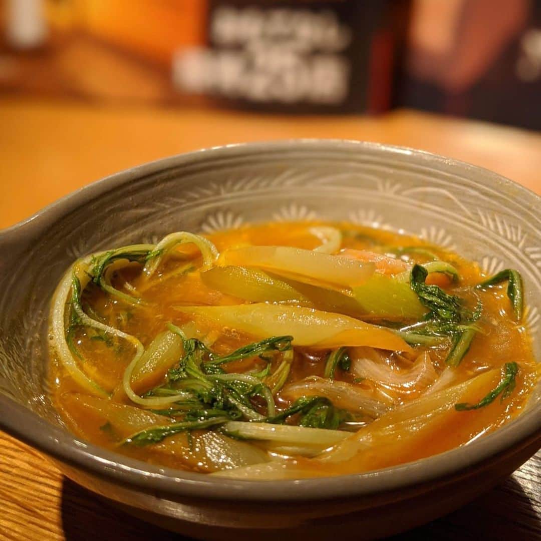 大見さなえさんのインスタグラム写真 - (大見さなえInstagram)「牡蠣と松阪牛の土手鍋😍🍲﻿ 六本木『#かき心 』(時間差投稿)﻿ ﻿  鍋の周りに味噌を塗りつけ、カキや野菜を煮ながら﻿ 食べる広島県の郷土料理✨﻿ ﻿ 店員さんが鍋の様子を見ながら煮てくださるのですが﻿ 鍋で煮てこのサイズ感は凄すぎる🥺💓﻿ 大ぶりでぷりぷりのまま！！﻿ 卵を絡めていただきます(*´꒳`*)🥚﻿ ﻿ 牡蠣も松阪牛程よく味染みてて美味しすぎる、！！﻿ (大き過ぎる松阪牛を食べる前の不意打ち＆﻿ なんとも言えない写真載せておきます😇)﻿ ﻿ 落ち着いた大人な雰囲気で究極な牡蠣料理を楽しみたい方は﻿ 1度試しに行ってみてほしいお店😍﻿ ﻿ なにより店主の濱尾さんがすごくお客さん大事にしてるの伝わる🥺﻿ 特にカウンターは常連さん多め！✨﻿ ﻿ そして今年もお店からシャンパンと﻿ ケーキもありがとうございます🥺💓﻿ ﻿ #かき #牡蠣 #生牡蠣 #生かき #和食 #いいね﻿ #六本木グルメ #東京グルメ #めぐログ_六本木﻿ #カキ #海鮮料理 #しゃぶしゃぶ #魚介料理 #土手煮﻿ #たべすたぐらむ #美味し過ぎる﻿ #pixelで撮影 #和食 #牡蠣専門店 #washoku」4月9日 12時00分 - tabe_megumi