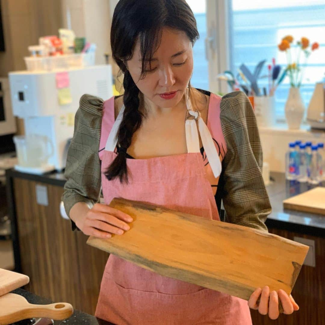 オム・ジウォンさんのインスタグラム写真 - (オム・ジウォンInstagram)「Welcome to my kitchen😊. #내일 #엄튜브 #금 #8시 #놀러오세요 #엄지원의주방」4月9日 12時01分 - umjeewon