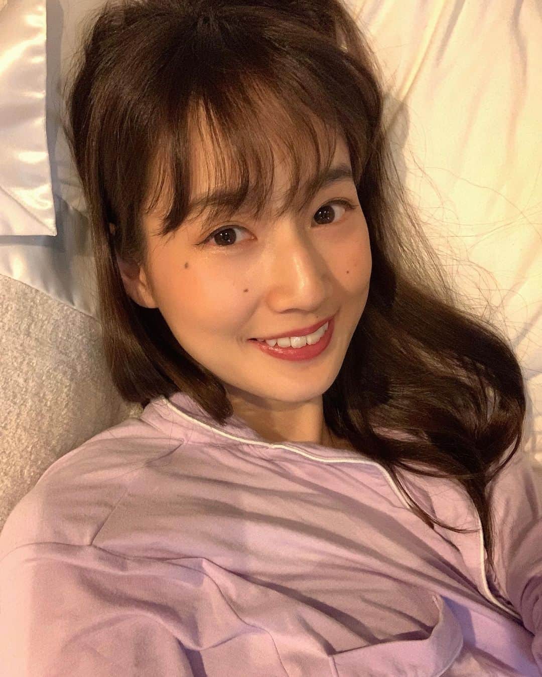 高嶋香帆のインスタグラム：「笑顔の写真とリクエスト頂きまして。 自撮りで歯を見せて笑うのってなかなか苦手です☺️ 皆さんもやってみて！✨ 思った以上に笑えなくてびっくりすると思う🥰笑 . 次は1000ピースパズルでも買おうか迷うなぁ🤔」