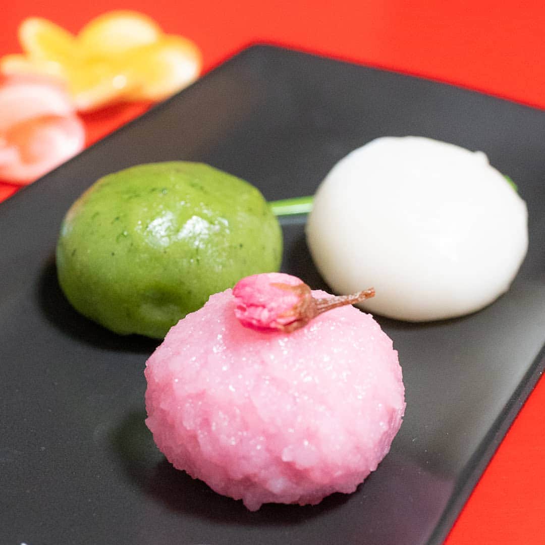 のインスタグラム：「コンビニスイーツ、ファミリーマートの春の三色和菓子218円  桜もちはこしあん、草だんごはつぶあん、みたらしだんごの三色。  200円でずっしりボリュームたっぷりでお得で美味しかったです♪  #コロナウィルスに負けないぞ #コロナに負けるな #コロナフードアクション #飲食店応援隊 #生産者支援 #テイクアウト #テイクアウトグルメ #テイクアウトランチ #持ち帰り #持ち帰りできます #デリバリー  #巣ごもり #おこもり #家で食べよう #グルメスタグラム #うまし #美味しい #グルメ #インスタグルメ #ファミリーマート #ファミリーマートスイーツ #和菓子 #デザート #スイーツ #コンビニスイーツ #yummy #instacook #japanesefood #sweetslover #dessert」