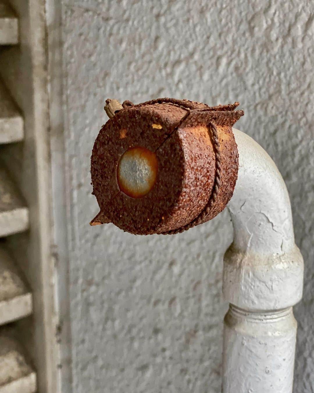 宍戸開さんのインスタグラム写真 - (宍戸開Instagram)「#streetphotography #storyofthestreet #streetscenesmag #streetoftokyo #streetcinematography #streetoftones #rust #pipe #rusty #pipeline #iphone11pro」4月9日 12時25分 - kaishishido