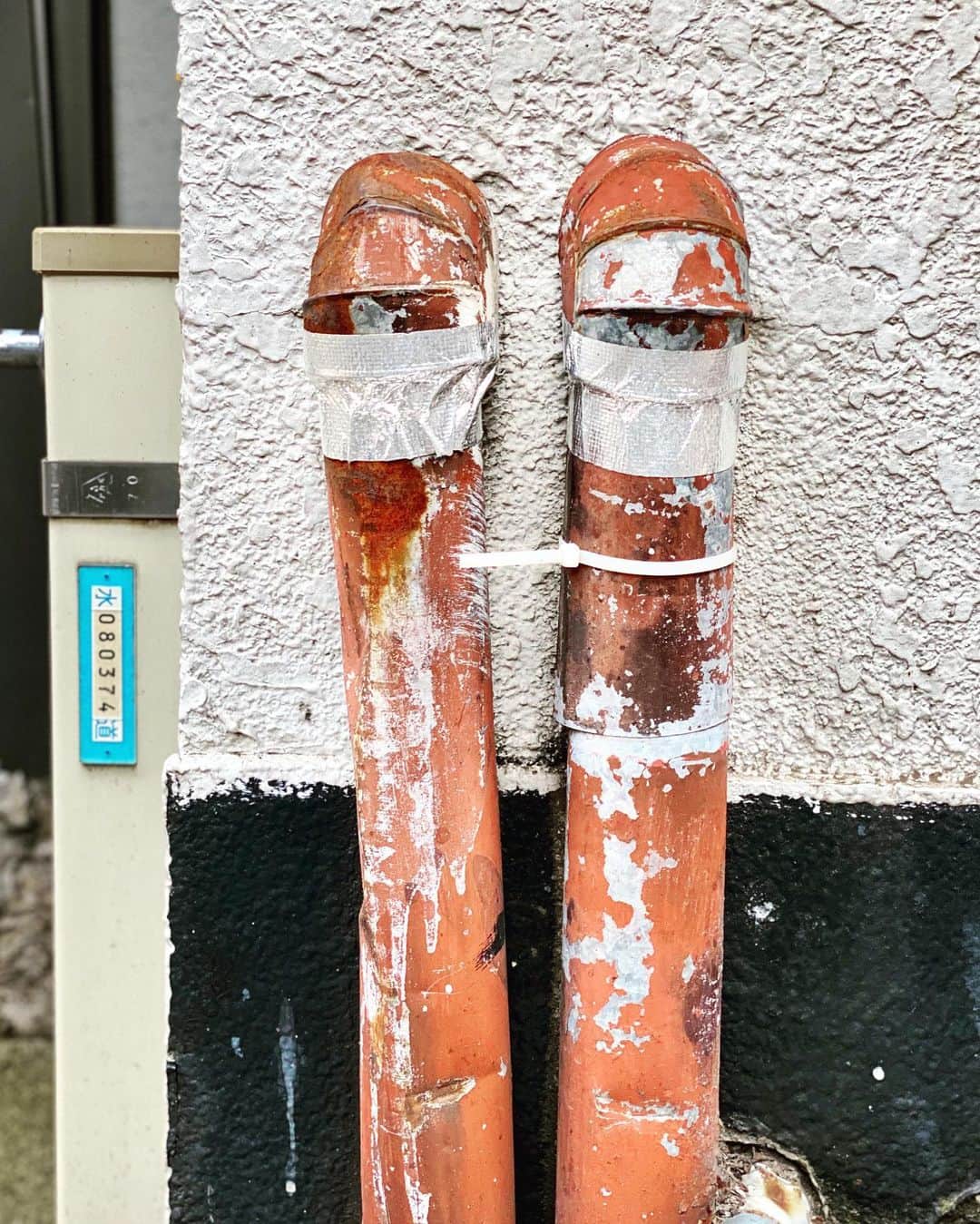 宍戸開さんのインスタグラム写真 - (宍戸開Instagram)「#streetphotography #storyofthestreet #streetscenesmag #streetoftokyo #streetcinematography #streetoftones #rust #pipe #rusty #pipeline #iphone11pro」4月9日 12時25分 - kaishishido