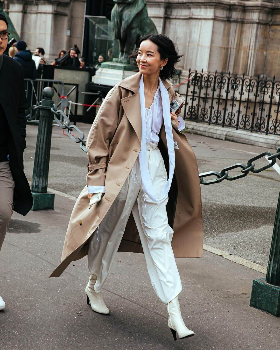 가로수길 , Seoulのインスタグラム：「PFW after @viviennewestwood  파리패션위크 스트릿 스타일 패션위크 현장에서는 진짜 다양한 사람들을 만날수가 있어요」
