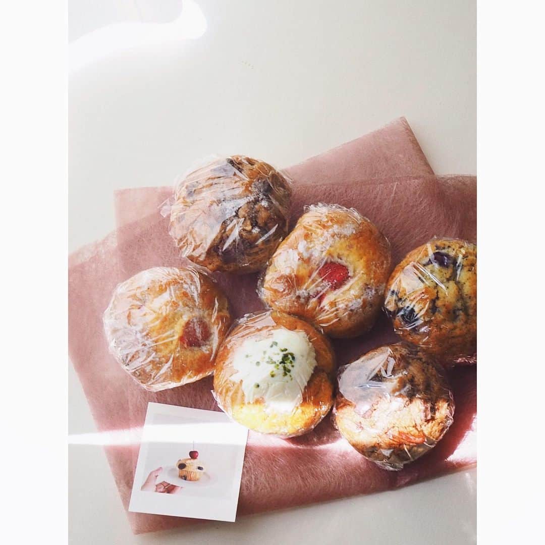 猪鼻ちひろのインスタグラム：「🧁😌🌈 朝からあったかい気持ちに包まれた♡ すみれさんが送ってくださった手作りマフィンで ほわほわの優しい気持ちになる〜 昔お仕事でご一緒したときに同じテーブルでご飯して、 すんごく素敵なご夫婦で憧れちゃう！って思ったんだ。 歳の離れたお友達、お姉さんのような存在のひとは何人か居るのだけれど、すみれさんもそんな感じで、、 ゲラゲラ笑ってくれたのが本当に懐かしいなぁ！  きっとみんなもそうだけれど書かないだけで、 想像以上に大変な今。 心がめげそうになったり自分では気付かないふりしてても実はストレスが溜まってたりなーんてこともあると思うけれど、 素敵なひとが周りにたくさんいるなぁ…それだけで有難いことだ！ って思いながらラテと一緒に頂きます❣️ 落ち着いたらお菓子作り教えてもらう(見てるだけになりそう)って勝手に決めてる☺️笑 さて今日も作って食べて運動！食べて運動！  #ちひろのごはん #お気づきでしょうか #食べ物しかあげるものなくなってる😂 #ぎゃぁぁあどうしよぉおおお」