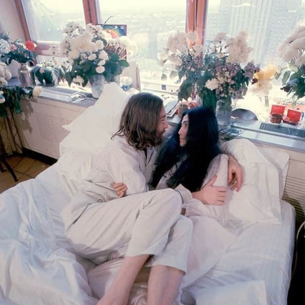 shihori.kathleenのインスタグラム：「. John & Yoko 🌹🌹 歴史的パフォーマンス 🛌〝Bed-In 〟 BED PEACE  HAIR PEACE 💐 . #stayhome ☺︎」