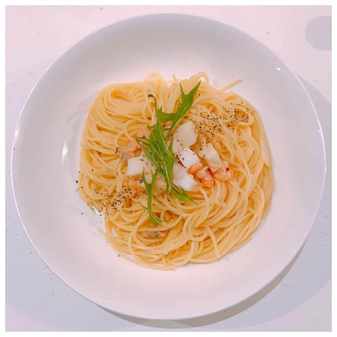 RYOTA.さんのインスタグラム写真 - (RYOTA.Instagram)「料理初心者の忘備録 ~ボンゴレっぽいパスタ~﻿ ﻿ えーと、なんやっけ。﻿ まず冷凍の[シーフードミックス]をレンジで解凍して。﻿ [オリーブオイル]･みじん切り[にんにく]･輪切りにした[鷹の爪]を弱火で炒めて。﻿ 鷹の爪輪切りにするの面倒くさくなったから[一味唐辛子]を投入。﻿ ﻿ たしかそこに解凍し終わった[シーフードミックス]と[白ワイン]を入れて中火で蓋をして。﻿ 5~7分待って蓋開けて、[バター]と茹で上がった[パスタ]と[パスタのゆで汁]を入れて、何となく混ぜて盛り付け。﻿ ﻿ 緑がねぇ！ってなったから偶然買ってあった[水菜]をもぎって添えた。﻿ ほいで最後に[黒胡椒]ささささ。﻿ ﻿ 食べてみたらちょい味薄かったので[塩]ささ。﻿ ﻿ 甘口･辛口コメント募集﻿ ﻿ #料理初心者 #料理記録 #料理男子 #料理上手になりたい #料理写真 #料理勉強中 #料理日記 #料理上手くなりたい #料理楽しい #簡単料理 #ボンゴレ #ボンゴレビアンコ #パスタレシピ #パスタ🍝 #パスタグラム #クックパッド #クックパッドレシピ #クックパッド様様 #Qyoto #RYOTA_﻿ ﻿ これでもタクヤ･シェフ･ド･キュイジーヌ(@takuya_qyoto)に褒められた逸材なんやで😤」4月9日 12時41分 - ryota_qyoto