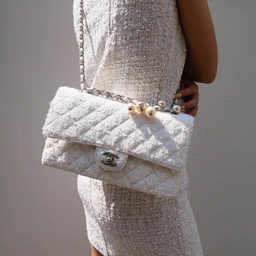 Vintage Brand Boutique AMOREさんのインスタグラム写真 - (Vintage Brand Boutique AMOREInstagram)「Chanel tweed medium classic flap shoulder bag ▶︎Free Shipping Worldwide✈️ ≫≫≫ DM for more information 📩 info@amorevintagetokyo.com #AMOREvintage #AMORETOKYO #tokyo #Omotesando #Aoyama #harajuku #vintage #vintageshop #ヴィンテージ #ヴィンテージショップ #アモーレ #アモーレトーキョー #表参道 #青山 #原宿#東京 #chanel #chanelvintage #vintagechanel #ヴィンテージ #シャネル #ヴィンテージショップ」4月9日 12時41分 - amore_tokyo
