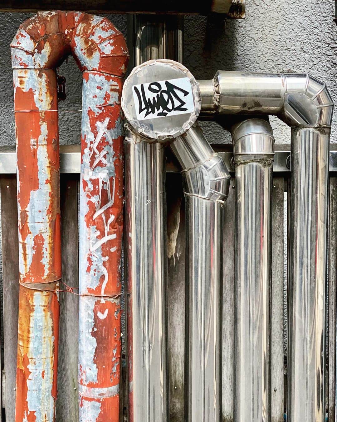 宍戸開さんのインスタグラム写真 - (宍戸開Instagram)「#streetphotography #storyofthestreet #streetscenesmag #streetoftokyo #streetcinematography #streetoftones #rust #pipe #rusty #pipeline #iphone11pro」4月9日 12時43分 - kaishishido