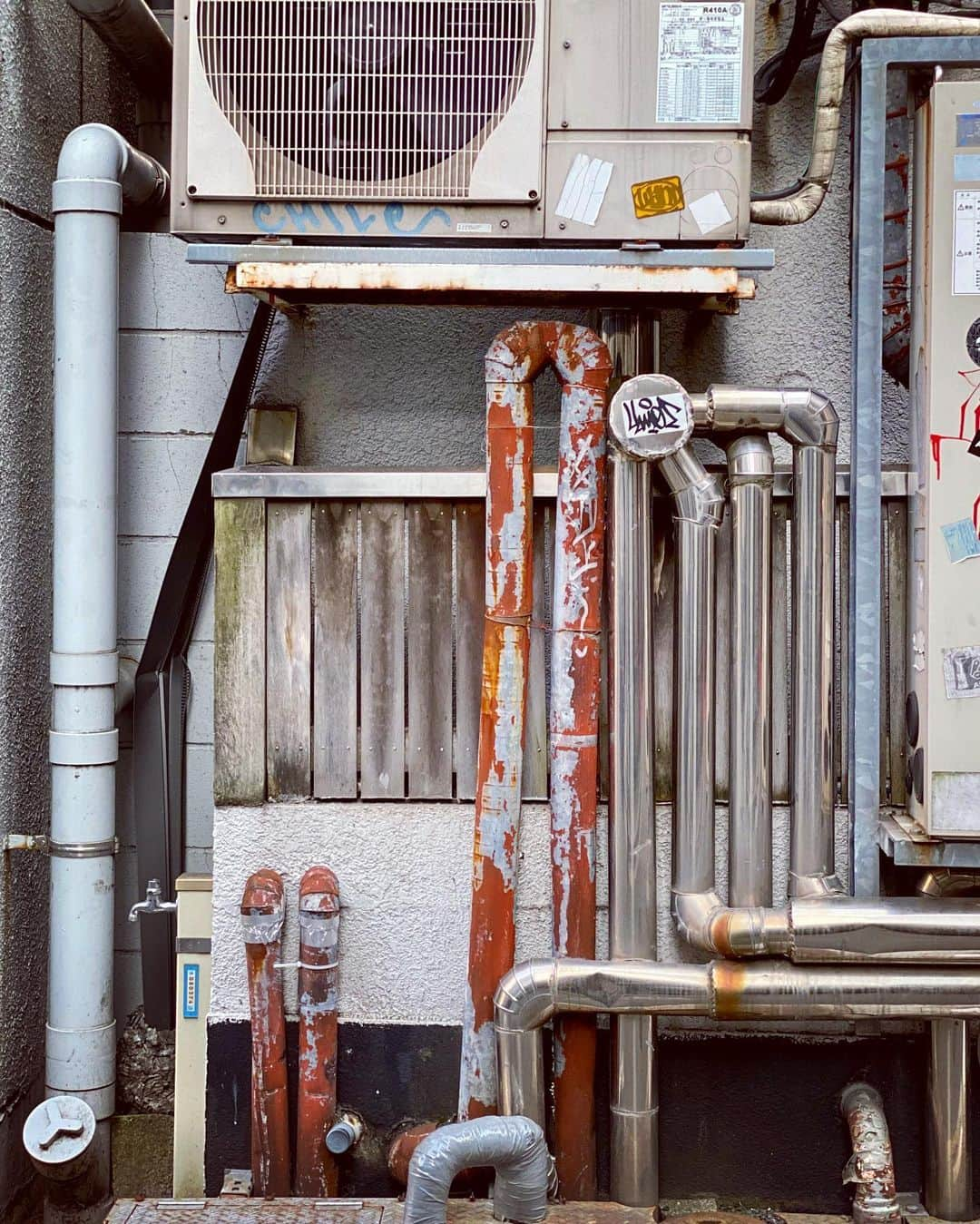 宍戸開さんのインスタグラム写真 - (宍戸開Instagram)「#streetphotography #storyofthestreet #streetscenesmag #streetoftokyo #streetcinematography #streetoftones #rust #pipe #rusty #pipeline #iphone11pro」4月9日 12時43分 - kaishishido