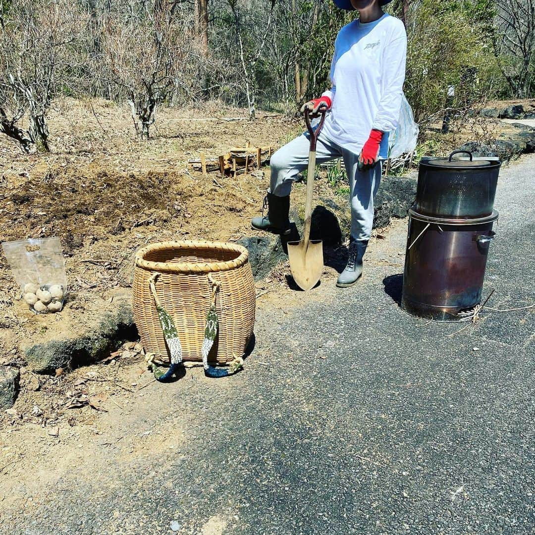 岡田美里さんのインスタグラム写真 - (岡田美里Instagram)「昨日は満月でしたので作物を植えました🌱母が「あら写真撮ってあげるわよ」と撮ってくれたのがこれ#💦 #はたけしごと#畑のある暮らし#ビオディナミ#オーガニック#オーガニック野菜#自然#自然農法#ヒーリング#ポタジェ#家庭菜園初心者#家庭菜園好きな人と繋がりたい#オバショット#静子88歳」4月9日 13時00分 - millieokada