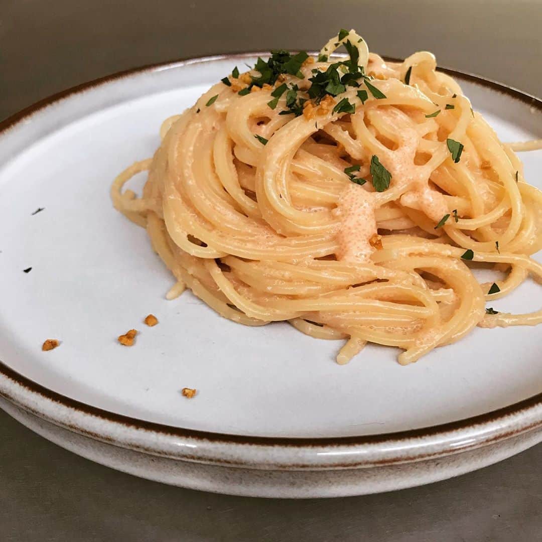 桜井誠のインスタグラム：「お昼はたらこパスタ Twitterで #おうちでsio で検索すると出てくる、鳥羽さんのレシピ。 簡単なのにレストランの味🍝 引きこもりが捗ります笑 少しでも楽しく前向きに、生きている幸せに感謝しながら過ごす日々。 自分を見つめ直す良い機会を与えられたと考え、ここで成長して、元の世の中に戻ったときには、爆発的なエネルギーでみんなと音を鳴らすんだ！！ #桜井食堂　#スパゲティ　#たらこパスタ　#おうちでsio」