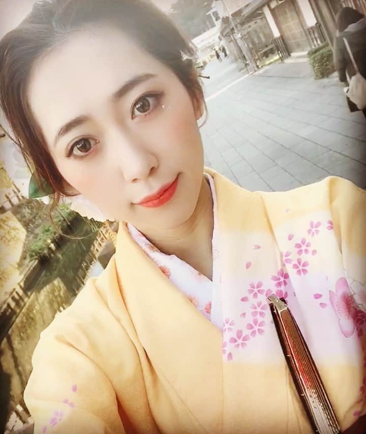 のインスタグラム：「毎日良い天気が続いて、お外出たいけど、まだまだおうち時間 、一緒に過ごしましょうね！ この日のように普通に外を歩ける日常を早く取り戻す為に。みんなでおうちにいたらきっと光は近い！ ・ ・ ・ #外を歩きたい #その為に #うちで過ごそう #おうちじかん #おうち時間を楽しむ #この日の撮影めっちゃ寒かったなw #和服 #和服美人 #着物美人 #着物👘 #着物生活 #着物姿 #美亜華 #kimonostyle #kimonofashion #kimonolovers #kimonogirl #japanesekimono #offshot」