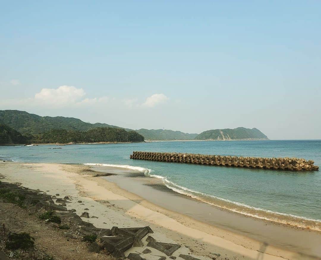のインスタグラム：「お天気いいし  海は綺麗し  徳島って　やっぱええとこやなぁ〜☺️ って思える1枚。  これを見て 室内で伸び〜ってして ふかーく呼吸したら  気持ちよ😌  #おうち時間」
