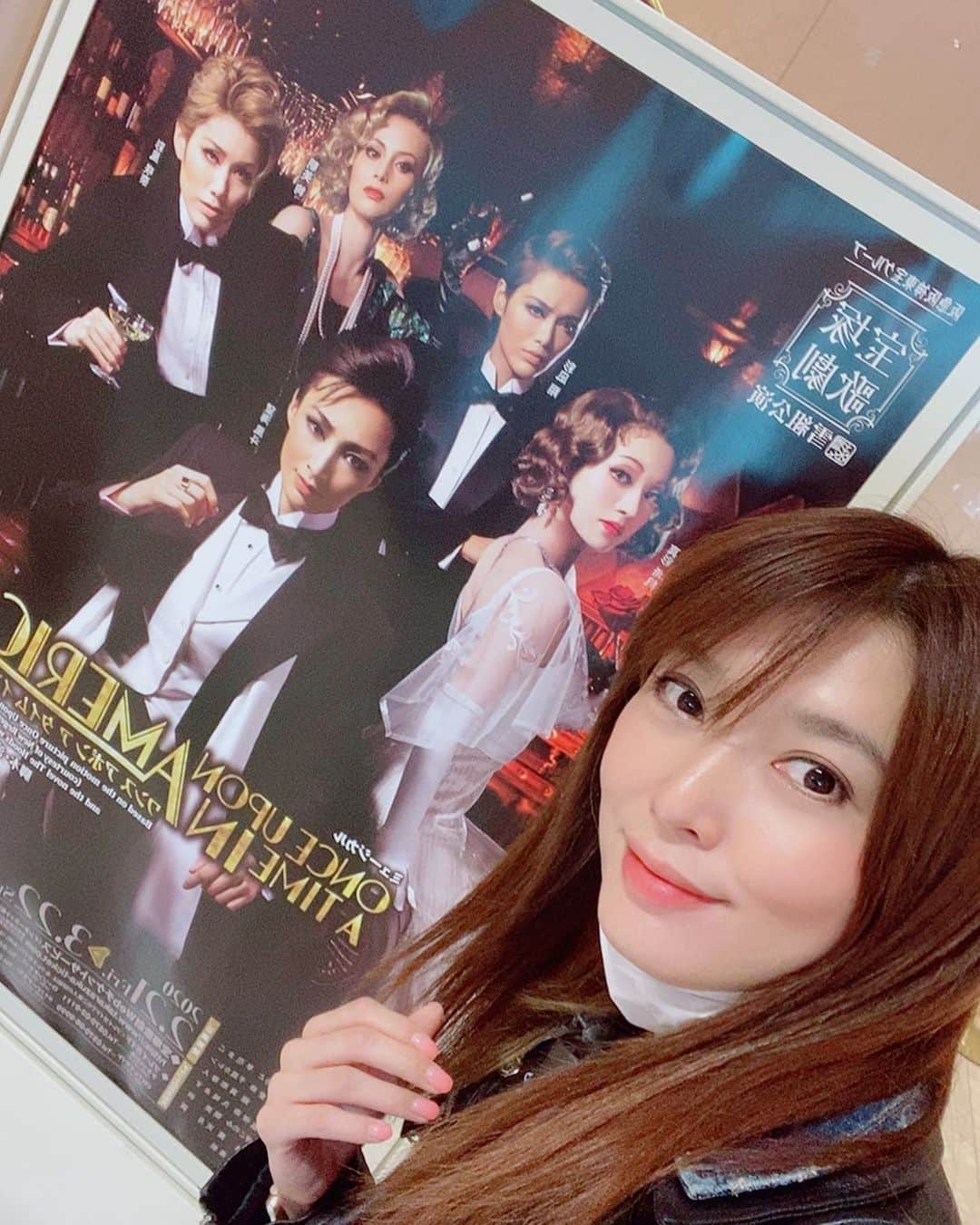 蓮城まことさんのインスタグラム写真 - (蓮城まことInstagram)「🕺 宝塚歌劇団の公演が6月まで中止になり、 だいもんときぃちゃん、珠城さんと美園さん、 そしてみつるさんの退団日が延期になりました。 とにかくとにかく、退団、卒業は人生に1度の事。 気持ち良く卒業して欲しいし、 ファンの皆さんも気持ち良く卒業を見守って欲しい。 そんな日が、当たり前のように出来ていた事が 少しでも早く戻ってきてくれますように☺️ #宝塚歌劇団 #6月末まで公演中止 #望海風斗 #真彩希帆 #珠城りょう #美園さくら #華形ひかる さん #卒業の日延期 #皆がこの日が来てよかったって笑っているのを早く見たい #私もそこにいたい #写真は以前撮った物です」4月9日 13時25分 - makotorenjo_king_official