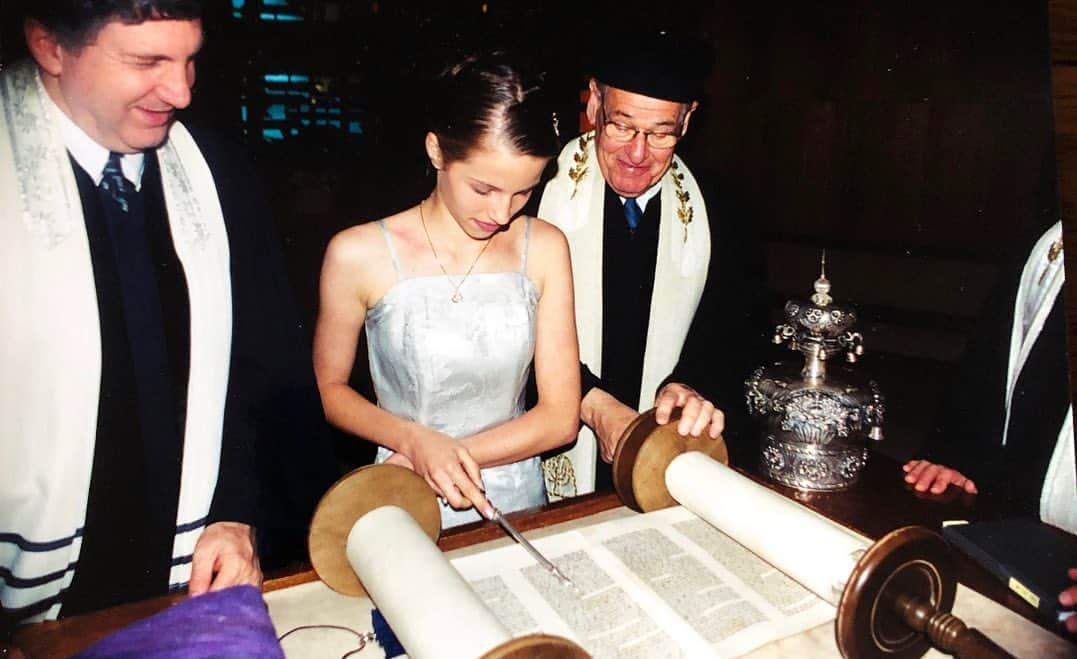 ディアナ・アグロンさんのインスタグラム写真 - (ディアナ・アグロンInstagram)「Figured I could go for a midnight quarantine stroll down Bat Mitzvah memory lane. Chag Sameach ✌🏼」4月9日 13時28分 - diannaagron