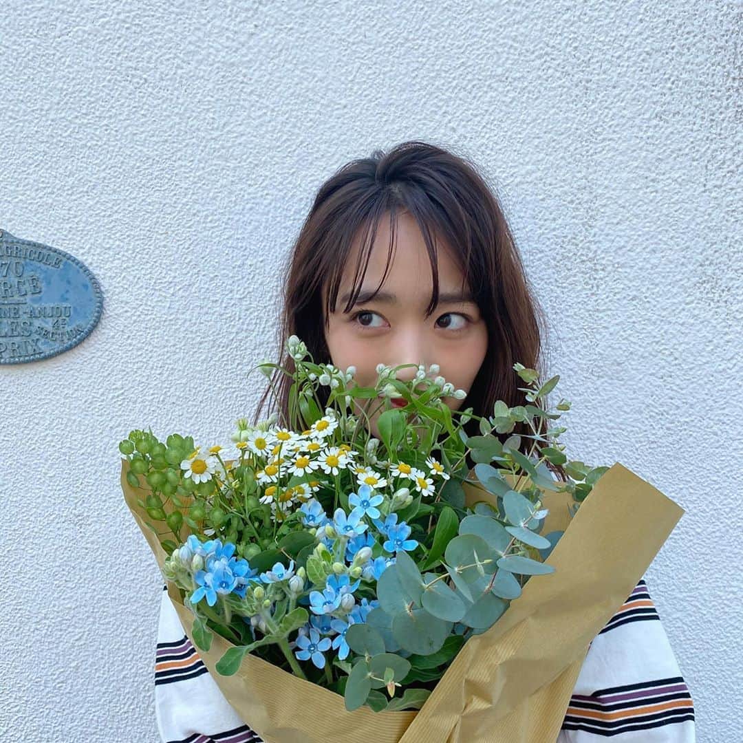 近藤千尋のインスタグラム：「撮影で使ったお花を頂きました💐 緊張が続く毎日の中で 少しだけほっこりな気持ちに。 ありがとうございました☺️」