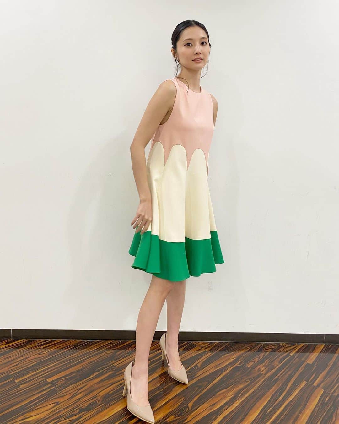 大石絵理のインスタグラム：「おぎやはぎのブステレビ最終回衣装🍉🍌🥝🍬 いままで見てくださった皆様ありがとうございました🥺 最後の収録に参加させてもらえてうれしかったぁ🥺💕 明るくて楽しい現場でした🌸」