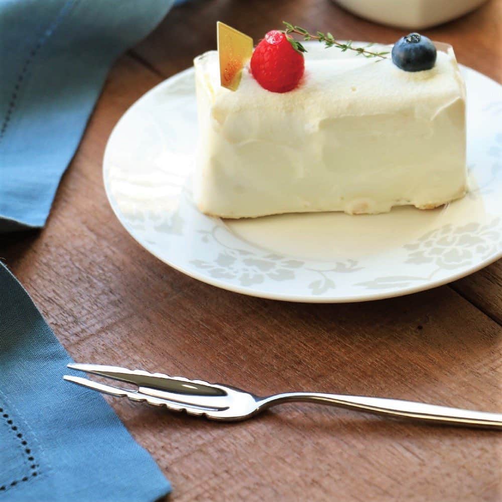 ののじ公式アカウントのインスタグラム：「.⁣ ＼ふんわりケーキを食べやすく🍰／⁣ .⁣ 【 #ケーキフォーク 】⁣ .⁣ いつも使っているフォークと比べてみると…ちょっと違う？⁣ まっすぐに伸びたギザ刃が特徴的です✨⁣ .⁣ ふわふわスポンジにもやわらかクリームにも、フォークがスッと入るので食べやすい🎶⁣ キレイに食べられるのでおもてなし用のフォークにもおすすめです👀💕⁣ .⁣ ギザ刃はしっかり刺さり、しっかりキャッチ👌⁣ ギザ刃の背部の丸みはバターやクリームを塗るのにもぴったり♫⁣ .⁣ ケーキだけに使うのはもったいない😉⁣ 朝食やフルーツにも使いやすい便利なフォークです🍓⁣ .⁣ ケーキフォークは⁣ 楽天市場でお買い求めいただけます🧚🏻‍♀️⁣ 「 ののじ ケーキフォーク 」で検索🔎⁣ .⁣ にこにこ、うふふが、いっぱい😊⁣ .⁣ ∴‥∵‥∴‥∵‥∴‥∴‥∵‥∴‥∵‥∴‥∴‥∵⁣ .⁣ .⁣ #ののじ #キッチン用品 #キッチングッズ #料理 #料理好きな人と繋がりたい #おうちごはん #にこにこうふふ#おうちカフェ#おうちcafe#おうちスイーツ#お菓子作り#手作りお菓子#手作りスイーツ#デザート#デザート作り#料理好き#甘党#甘いもの好き#甘味#ケーキ好き#1ケーキ作り#カフェタイム#女子会#ティータイム#フォーク#便利グッズ#カトラリー#🍴」