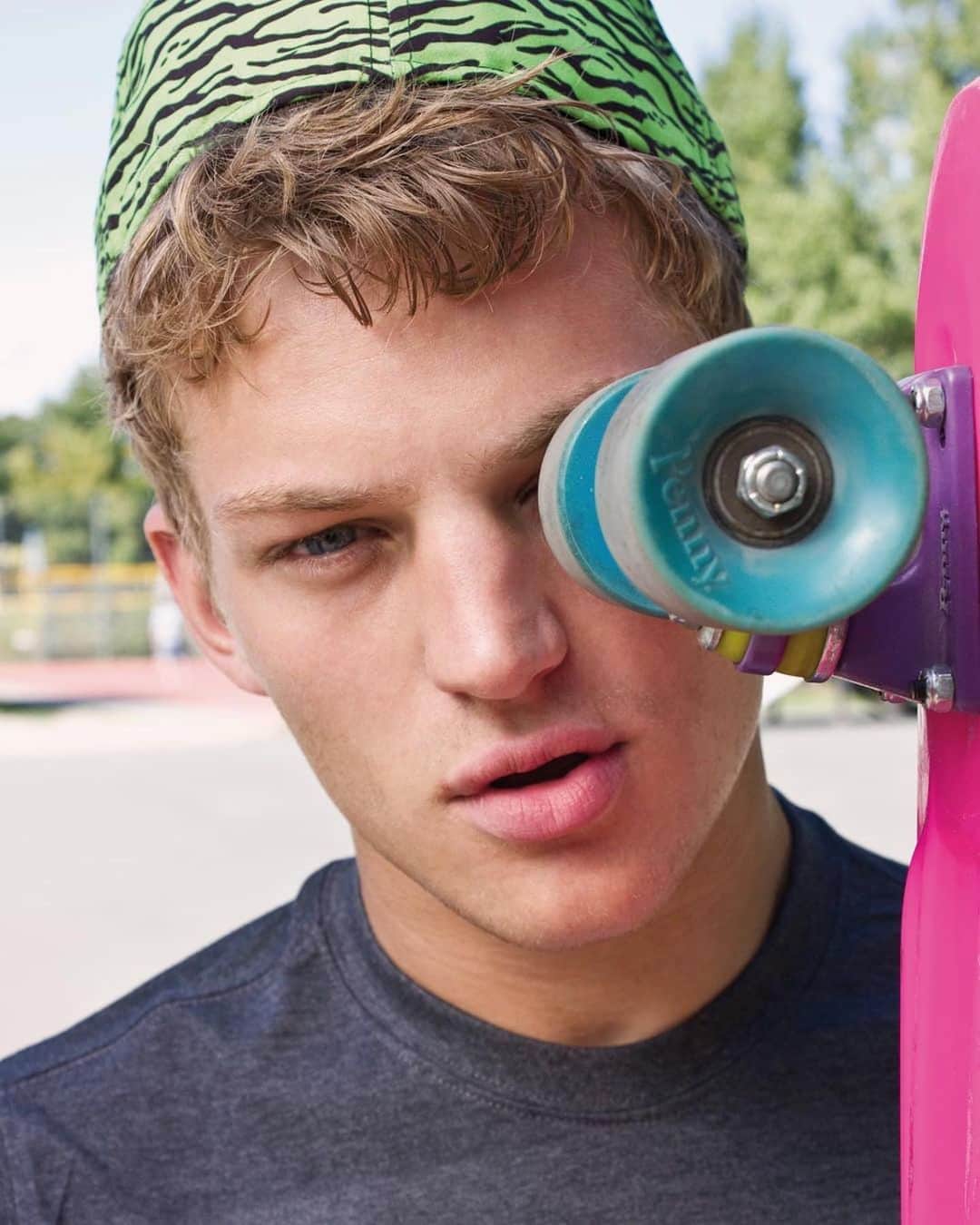 セバスティアン・ソーブのインスタグラム：「Don’t hate just skate 🤟 - For @streetwear_today 📸 @richard_kranzin_photography 👔 @bodorockt 💇🏼 @helenanarra」