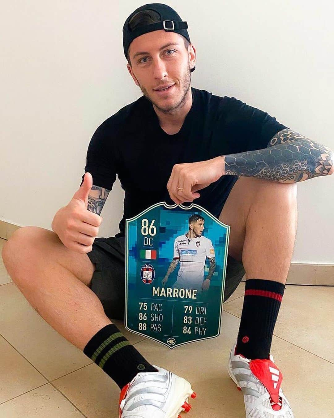 ルカ・マッローネのインスタグラム：「Io non ci capisco niente e non gioco granchè, però sta carta di #FifaUltimateTeam mi sembra parecchio bella 🤣🤣🤣 Che dite?  Nel frattempo teniamo duro e restiamo a casa il più possibile, un abbraccio a tutti!  #Fifa #FifaUT #UltimateTeam #FlashBack #Fifa20」