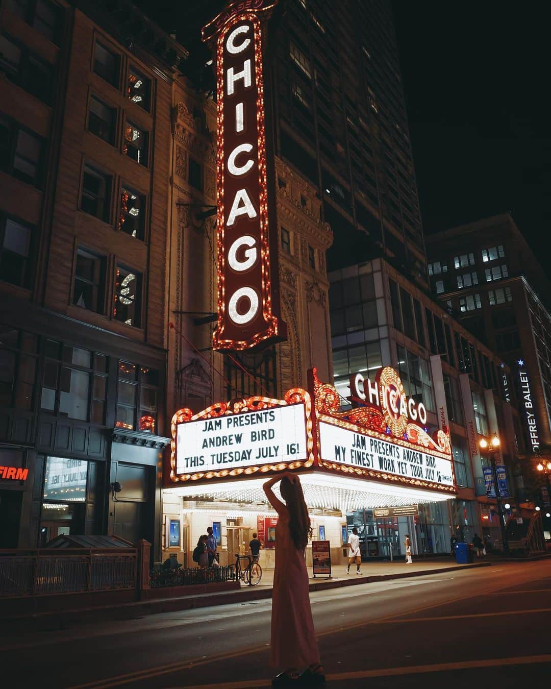 wacameraのインスタグラム：「night Chicago → after rain  昨年お邪魔したシカゴでは、興奮した場所があちこちある。その中から楽しかったシカゴの思い出を。 なんと言ってもこの看板。THE Chicago。時間を忘れて撮影したなぁ。またぜひ行きたいし、もっともっと散策して知らなかったシカゴを堪能したいと思うのでした。  @ChooseChicagoJP #ChicagoHome #シカゴホーム #MyChicagoThursday #MyChicagoDay #TBT #TakeMeBackToChicago」