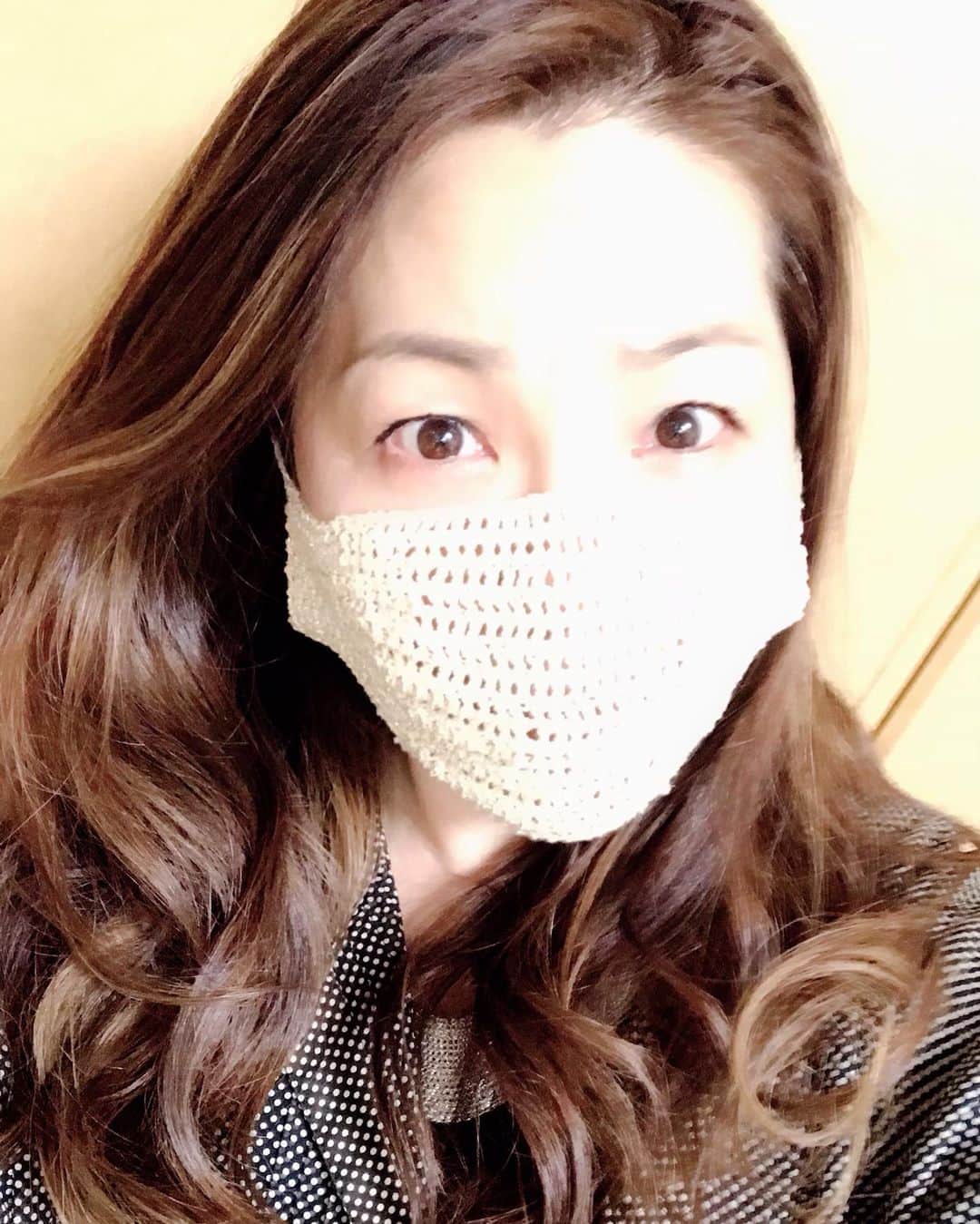 井上貴子のインスタグラム：「こんな感じの 世の中になってしまったので  お散歩行くくらいしか 外に出ないから。  手作りマスクで節約^ ^ 内側はガーゼだと洗えるし キッチンペーパーにしたりして。  親しい方や 欲しいと言ってくれる方に プレゼントしたら喜んでもらえて  コチラの方が嬉しいわ😆  家から道場まで お散歩に行く…  お散歩とトレーニングの 一石二鳥。  そして念入りの手洗いを ちゃんとやるために 爪を短くした。  みなさん。 実は今年まだ試合してないアタシは  そろそろ みなさんと逢いたいし 交流したい！！ 辛抱…か。  Happyで^ ^  #井上貴子  #LLPWX #女子プロレス #紅緒と柊音 #トイプードル部 #爪を短く #マスク手縫い #マスクの内側 #おうちですごそう #STOPCOVID19 #stayhome」