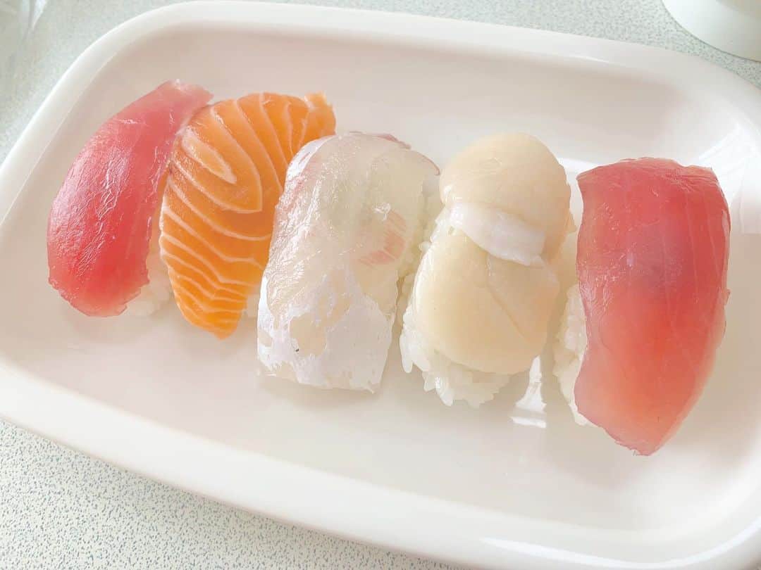 八木沙季のインスタグラム：「🍣🍣 . 自分で握ったお寿司！！ めっちゃおいしかったよ😲✨ ちなみにちゃんと酢飯も作ったから！笑 さすがのしゃきでも普通のご飯で お寿司作らんわ！！！😠😠笑 .」