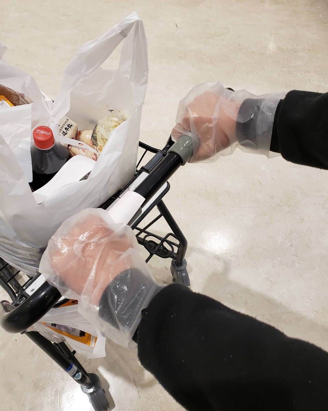 佐藤純さんのインスタグラム写真 - (佐藤純Instagram)「コロナ対策！  スーパーへお買い物へ行く時は、ビニール手袋をしてます。  やりすぎじゃない？と思われるかもしれないけど…  お買い物カゴとかカートはみんなが触る場所。  移らないようにすることはもちろん！万が一自分がもっていたら…😢💦人に移さない！  我が家では帰ってきたら手洗いとドアノブや電気のスイッチなど水道の蛇口をアルコール除菌するようにしています。 あと、携帯もこまめにアルコール除菌。 ✋を洗う時に蛇口を触って…綺麗に洗った手で水道をとめる。  これって、菌が蛇口についてたら？？？ せっかく洗った手でまた触ってることに気づいちゃったよー。  そして、買い物した後…運動不足だから階段であがるか‼️と😁  荷物を持ちながらの階段はこれまたキツい。  7階でダウン。  結果エレベーターに乗りました。。。(笑)🤣 #除菌 #おうち時間 #ママ #ママモデル #モデル #mama #mamamodel #model」4月9日 23時34分 - junsatoidea