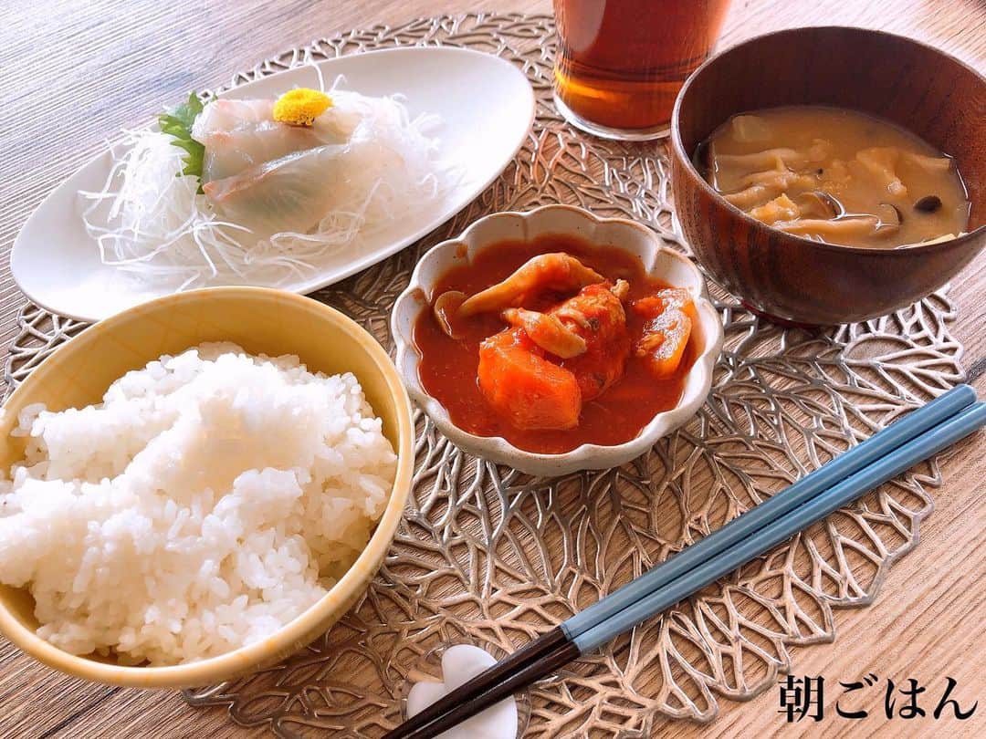西村紗也香さんのインスタグラム写真 - (西村紗也香Instagram)「.﻿ #きょうのさやかごはん﻿ 3月後半はバタバタしてしまい﻿ 写真を撮る余裕が無かったりだったので﻿ 仕切り直して4月からまた食事記録再開します♡﻿ ﻿ 4/1(水)﻿ #朝ごはん﻿ THE！日本の朝ごはん🇯🇵﻿ みたいな…定番の朝定食って感じですね🍚﻿ ﻿ #昼ごはん﻿ 朝の鮭がしょっぱかったので少し残って昼に🐟﻿ ﻿ #夜ごはん﻿ 米粉なしで卵、豆腐、シーフードミックス、きゃべつでお好み焼き風を☺️﻿ 私はカロリーハーフマヨネーズをかけちゃいましたが、かけなければダイエット中のオススメヘルシーメニューです❤️﻿ ﻿ ﻿ 4/2(木) #朝ごはん﻿ 旬のファーストトマトが美味しくて🤤❤️﻿幸せ🍅﻿ あ！私の最近の好きな食べ物ベスト5は﻿ 第5位…ニュータンタン麺🍜﻿ 第4位…エビ🦐﻿ 第3位…ハツ❤️﻿ 第2位…お寿司🍣﻿ 第1位…吉賀町のトマト🍅﻿ ﻿ #昼ごはん﻿ 冷凍保存しているお肉たちを使って…﻿ 回鍋肉風と、豚バラ大根風を、﻿ 豚バラ肉ではなく豚肩の脂身は少ない部位で🐷﻿ ﻿ #夜ごはん﻿ 久しぶりの鯵🐟﻿ ﻿ ﻿ 4/3(金) #朝ごはん﻿ 真鯛のお刺身💕💕﻿ ﻿ #昼ごはん﻿ ご飯大盛り😍﻿ 300gくらいありました🍚﻿ ﻿ #夜ごはん﻿ 餃子の皮はご飯と同じブドウ糖になるので﻿ ご飯は少なめに‼️﻿ うちの餃子はキャベツとニラたっぷりなので﻿ ひき肉は少なくてサッパリしています🥟﻿ ﻿ ﻿ ﻿ 犬の散歩と食料品の買い物でしか外にほぼ出ないので今月はおうちご飯しか食べていません(o^^o)﻿ 犬専用アカウント @chacha_gin_momo  もあるのでもし良かったらフォローしてください🐶 ﻿ ﻿ ﻿ ﻿ ﻿ ﻿ ﻿ #栄養コンシェルジュ #ダイエット #便秘 #インスタダイエット #食べで痩せる #痩せる #痩せる習慣 #痩せる食べ方 #健康美 #美ボディ #ダイエット仲間と繋がりたい #ダイエット仲間募集 #食事記録﻿ #コロナ太り #コロナに負けるな」4月9日 23時32分 - _sayakanishimura_