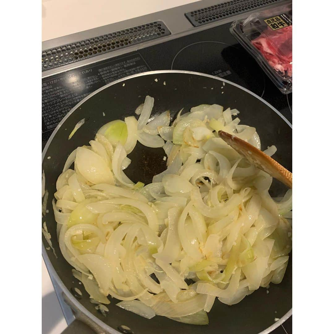 朝風れいさんのインスタグラム写真 - (朝風れいInstagram)「結局… 昨日カレー作っちゃいました😋🍛 ・ ・ ・ 〝肉じゃが〟からリメイクしたらいいという大変参考になる意見を沢山頂きまして！！！本当ありがとうございます✨‪⸜(*ˊᵕˋ* )⸝‬ ・ ・ ・ ただ、今回stay home中という事で、時間に余裕が沢山あったので、一から作りたくて！！ …というのも、料理が出来なかった現役中に作った2回とも見事に失敗してるのです😨カレーどうやったら失敗するの？って、よく言われた🤣 ・ ・ ・ 今回は無事にリベンジ出来ました✌︎良かった😂 今度は肉じゃがからのリメイクにも挑戦してみたいと思います(￣^￣)ゞ ・ ・ ・ 写真1枚目は今夜の二日目のカレー🍛 やっぱり一晩たった方が美味しいな！ ・ ・ ・ #おうち時間　#stayhome #stayathome #cooking #料理 #カレー #子供が好きそうな #甘口カレー #甘口 #水菜とささみの梅サラダ も　#美味」4月9日 23時32分 - rei.wd