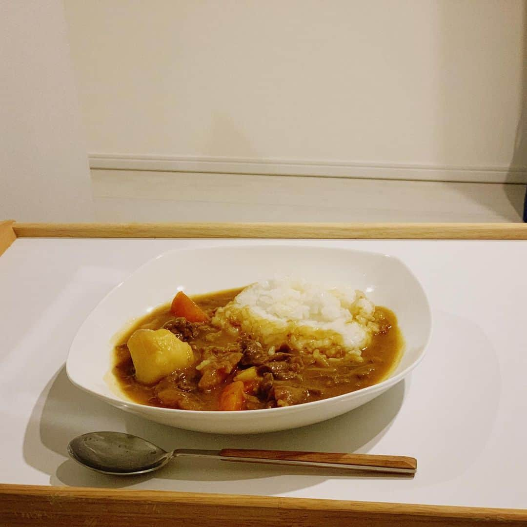 朝風れいさんのインスタグラム写真 - (朝風れいInstagram)「結局… 昨日カレー作っちゃいました😋🍛 ・ ・ ・ 〝肉じゃが〟からリメイクしたらいいという大変参考になる意見を沢山頂きまして！！！本当ありがとうございます✨‪⸜(*ˊᵕˋ* )⸝‬ ・ ・ ・ ただ、今回stay home中という事で、時間に余裕が沢山あったので、一から作りたくて！！ …というのも、料理が出来なかった現役中に作った2回とも見事に失敗してるのです😨カレーどうやったら失敗するの？って、よく言われた🤣 ・ ・ ・ 今回は無事にリベンジ出来ました✌︎良かった😂 今度は肉じゃがからのリメイクにも挑戦してみたいと思います(￣^￣)ゞ ・ ・ ・ 写真1枚目は今夜の二日目のカレー🍛 やっぱり一晩たった方が美味しいな！ ・ ・ ・ #おうち時間　#stayhome #stayathome #cooking #料理 #カレー #子供が好きそうな #甘口カレー #甘口 #水菜とささみの梅サラダ も　#美味」4月9日 23時32分 - rei.wd