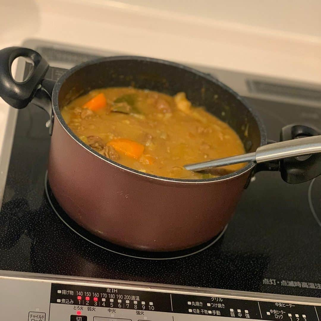 朝風れいさんのインスタグラム写真 - (朝風れいInstagram)「結局… 昨日カレー作っちゃいました😋🍛 ・ ・ ・ 〝肉じゃが〟からリメイクしたらいいという大変参考になる意見を沢山頂きまして！！！本当ありがとうございます✨‪⸜(*ˊᵕˋ* )⸝‬ ・ ・ ・ ただ、今回stay home中という事で、時間に余裕が沢山あったので、一から作りたくて！！ …というのも、料理が出来なかった現役中に作った2回とも見事に失敗してるのです😨カレーどうやったら失敗するの？って、よく言われた🤣 ・ ・ ・ 今回は無事にリベンジ出来ました✌︎良かった😂 今度は肉じゃがからのリメイクにも挑戦してみたいと思います(￣^￣)ゞ ・ ・ ・ 写真1枚目は今夜の二日目のカレー🍛 やっぱり一晩たった方が美味しいな！ ・ ・ ・ #おうち時間　#stayhome #stayathome #cooking #料理 #カレー #子供が好きそうな #甘口カレー #甘口 #水菜とささみの梅サラダ も　#美味」4月9日 23時32分 - rei.wd