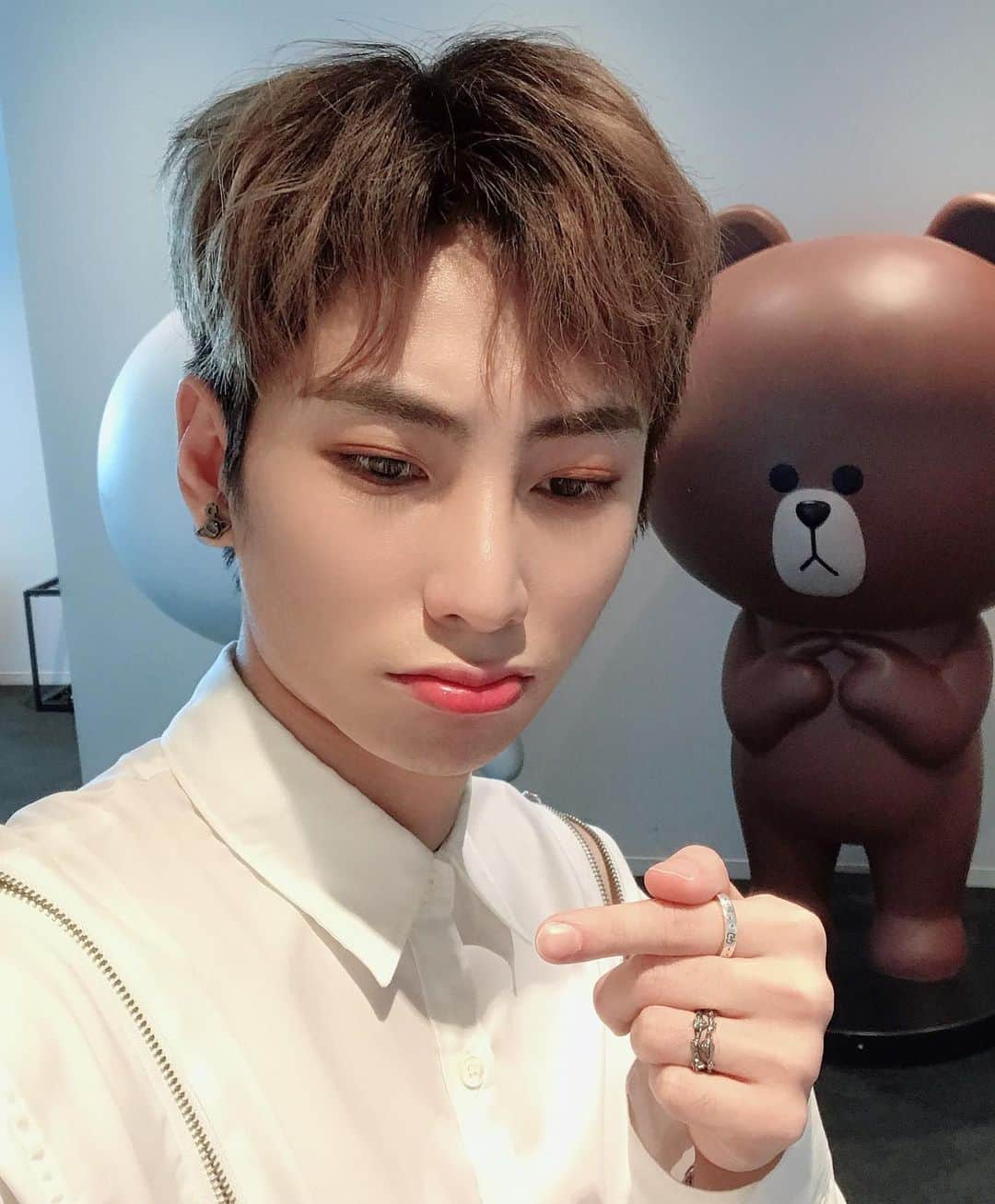 IN2ITさんのインスタグラム写真 - (IN2ITInstagram)「😄😔😝🐥 ㅤㅤ  #인투잇 #인투우 #아이젝 #IN2IT #IN2U #Isaac #젝그 #젝젝사진털고고고 #인형진짜크고귀여웠어요 #근데전신사진연태형한테부탁했는데 #다리가왜게길죠흠 #원래긴건까요그런건까봐요내가봤을때맞아요응맞아젝원래다리길어탕탕탕끝 #Line #TheyAreSoCuteInReal #JustLikeYOU #YesLikeYou #TheyAreSoKindLetMeToTakePicWithThem #throwback #tbt #StaySafeEveryone  ㅤㅤ #SebiruBukanSeribuHAHAHA #IniPunBolehTypoMemangPandainyaBangKekIni #ITauSemuaRinduPanjangHashtagSayaKan #TadaItulahIDahDatang #有想念杰杰老师的请举起你的眉毛 #其实我觉得在家可以做很多东西的 #希望大家能在这个非常时期一起的合作能不出门就不要出门 #要是没办法为了工作要出门那就要做好安全准备我相信只要我们大家一起协力的话我们一定能打败它们的 #大家不要慌张一起加油我爱你们」4月9日 23時35分 - official_in2it