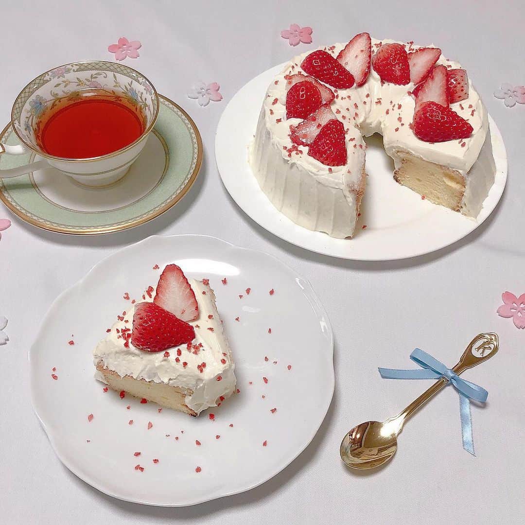 伊藤小春のインスタグラム：「・﻿ ケーキを焼きました🍓﻿ ﻿ ﻿ 流行りの#おうちカフェ　出来た！超〜〜ッ女子！﻿ ﻿ 最近は「明日は何しようかな」って考えながら眠りについています。アイデアのストックが無くなってきたぞ。。笑」