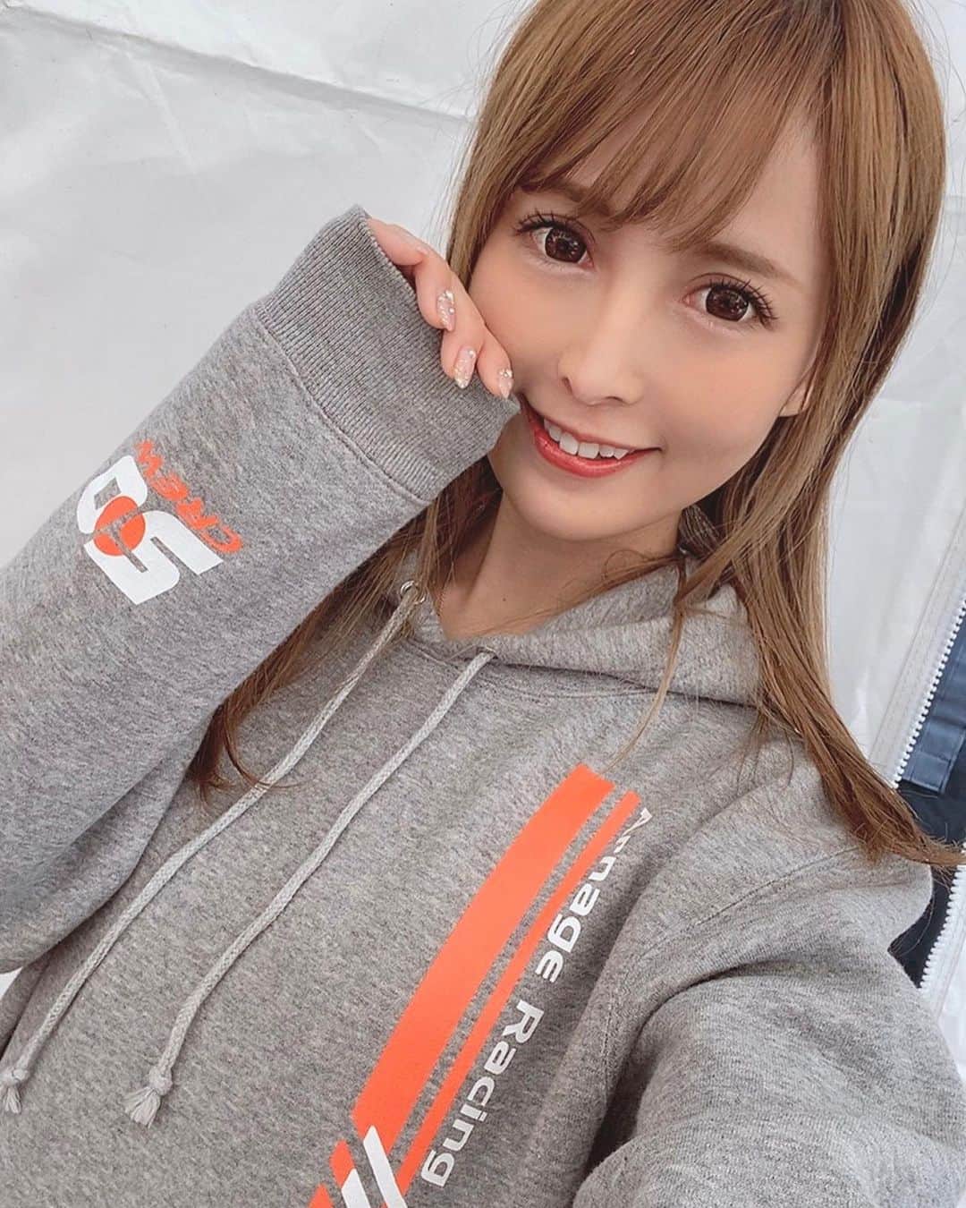 葵井えりかのインスタグラム：「本当だったら明日から岡山でした！ 最高の1年にしたいという気持ちは 困難があっても1ミリも変わってません！  開幕戦に備えて【姫団】への入団✨ 今年はレース行けるかわからないって方でも特典、レースレポ、パーテーションの名前が入ります！ こんな時ですが、ちゃんとRQとしてお仕事したいし、すこしでもチームの力になりたいです！！ぜひお力添えをよろしくお願い致します🙇‍♀️🧡 申込お問い合わせは、 @sacracat_arnage  チーム公式アカウントへDMか、 えりぽんへのお問い合わせでも大丈夫です✨ #supergt#Arnageracing#姫団#GT300#mercedesbenz #EVO姫 #葵井えりか」