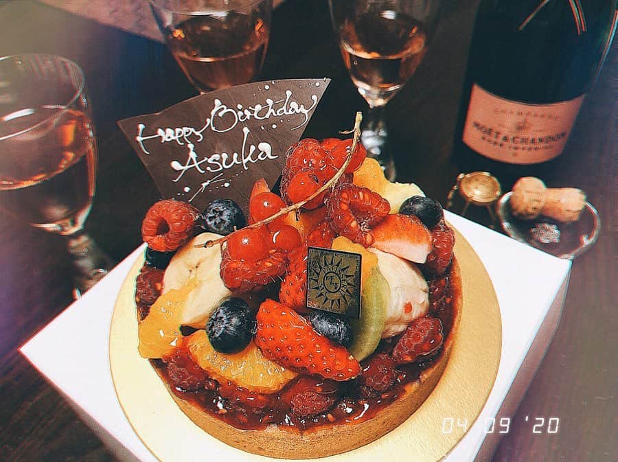 のインスタグラム：「🎂 . ʙɪʀᴛʜᴅᴀʏ ᴅɪɴɴᴇʀ ᴀᴛ ʜᴏᴍᴇ ᴡɪᴛʜ ᴍʏ ғᴀᴍɪʟʏ! ☺︎ . . . #メッセージありがとうございます☺︎ #32さいになりました #優しく強くなれますように #私の音楽が少しでも誰かの心に寄り添えますように #旅ができますように #世界に平和がやって来ますように #ついこの間までの当たり前を願う #素敵な誕生日でした #happy🥰」