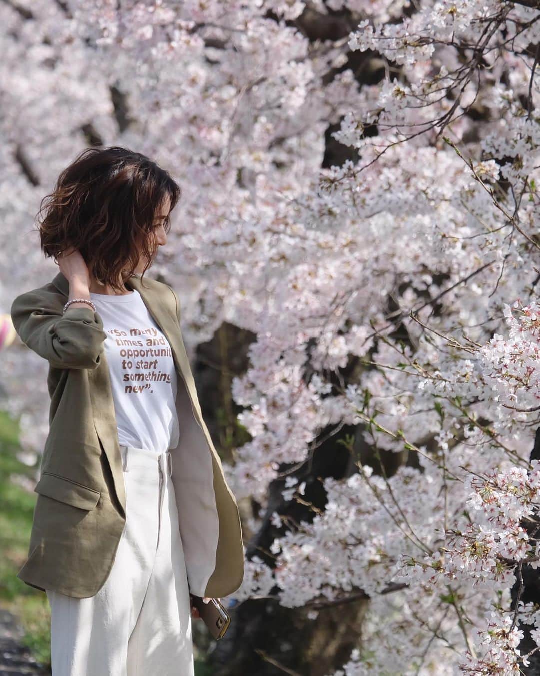 j.chikaさんのインスタグラム写真 - (j.chikaInstagram)「🌸﻿ ﻿ ﻿ ちょうど１週間前の写真📷﻿ ﻿ ﻿ 買い物へ行く途中、鴨川の桜が満開で﻿ 車を降りて数分だけ桜を満喫しました☺️🌸﻿ ﻿ ﻿ 毎年毎年本当にありがとう🌸﻿ ﻿ ﻿ 今年は特に癒されました。。﻿ ﻿ ﻿ ﻿ ﻿ #kyoto﻿ #鴨川の桜﻿ #桜」4月9日 23時54分 - chikako.hongo