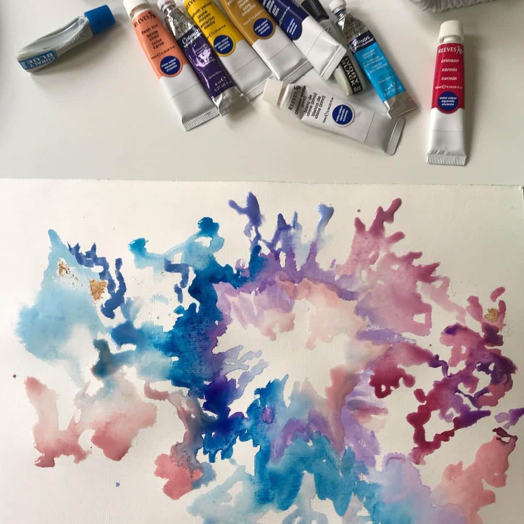 オータム・リーザーのインスタグラム：「Things I’ve been doing with my quarantine time: painting, cooking, homeschooling, answering video requests on @cameo (all proceeds go to @together.rising!!), and rehearsing for our @thrillingadv live stream tomorrow night. I put the link in my profile if you’d like to join us — only $5 and all proceeds will go to food banks across the country. We can keep creating and we can keep connecting through this weird weird time. xo」