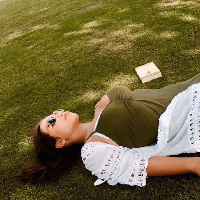 アマニ・ファンシーのインスタグラム：「working hard or hardly working? 💤 > 📖 #cowtown 🐮 6 TAGE BIS ABGABE 🤓😅」