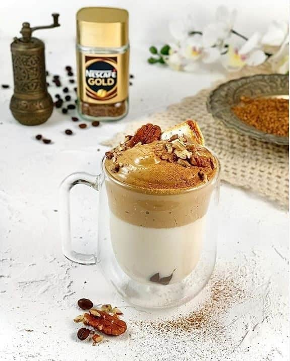 NESCAFEのインスタグラム：「You must absolutely try Dalgona coffee, hot new trend taking Internet by storm!🔥☕ The best thing about it? It can be easily made from scratch in the comfort of your home! Tag a friend who would love this recipe!😉 Thank you to @amrhelmyfoodcritic for sharing this amazing photo with us.  #Nescafé #ChallengeAFriend #HomeBarista #dalgonacoffee」